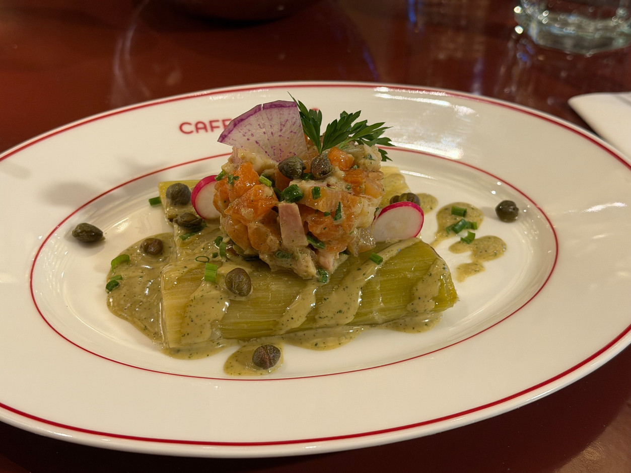 Leek with vinaigrette, a brasserie classic by Dominik Ambros: melt-in-the-mouth, confit-style, perhaps a little too mild for those who prefer a tangier flavour. (Photo: Paperjam)