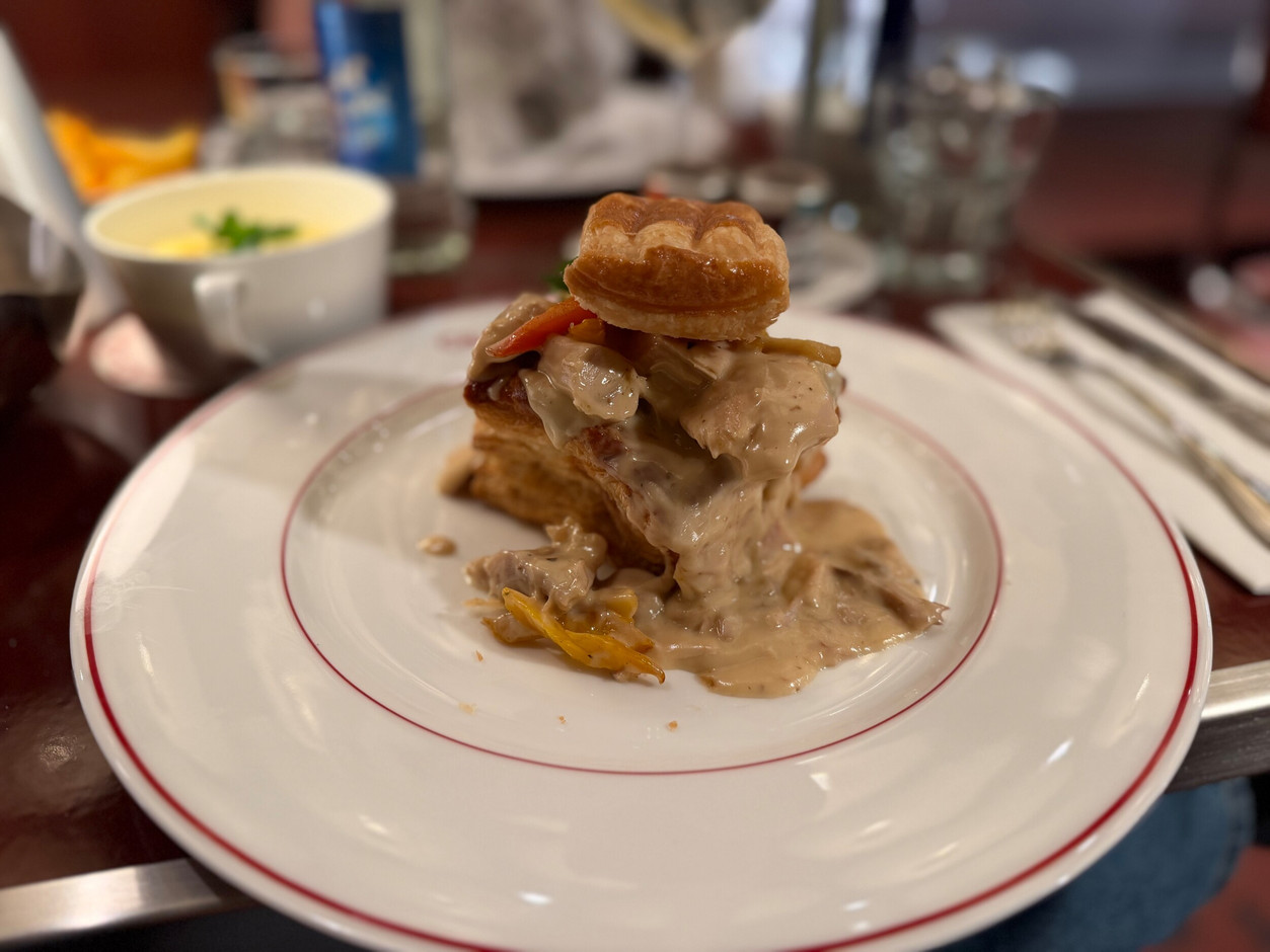 Queen's pie: rich and creamy, with a generous portion of poultry, no frills. That’s exactly what we came for. (Photo: Paperjam)