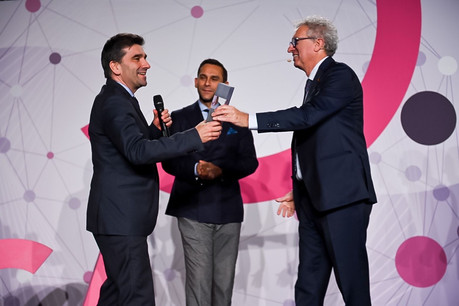 Sous les yeux du CEO de la Lhoft, Nasir Zubairi, c’est le ministre des Finances, Pierre Gramegna, qui a remis son prix à Fabrice Sauvignon, le fondateur et CEO de The Hokus Platform. (Photo: ACA)