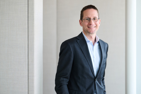Markets anticipate a potential decrease to between $70 and $75 by 2028, though a return to the pre-crisis level of $65 is not foreseen in the immediate future, explained Vincent Juvyns, chief investment strategist at ING Belgium, in an interview on 18 June 2026.  Photo: David Plas