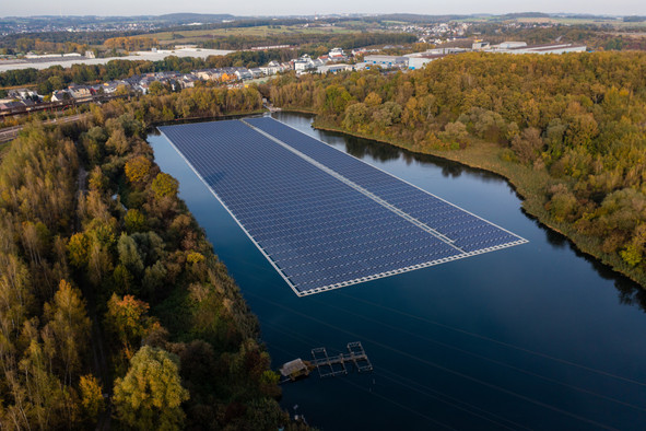 Installed by Enovos on the ArcelorMittal basin in Differdange, this photovoltaic power plant, which was inaugurated in 2021, represents more than 3 MW of installed power. It is one of 17 photovoltaic power plants of more than 1 MW in operation since 2020. (Photo: ArcelorMittal)