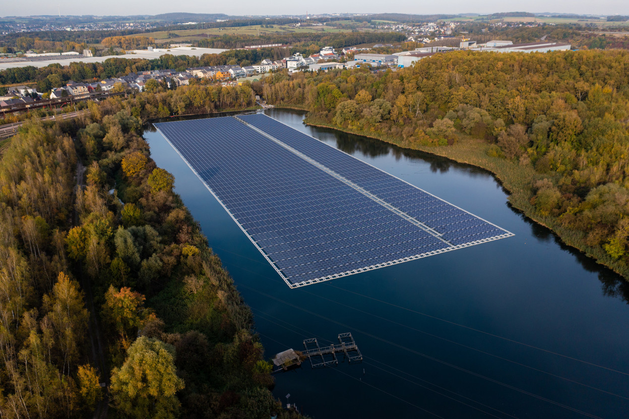 Installed by Enovos on the ArcelorMittal basin in Differdange, this photovoltaic power plant, which was inaugurated in 2021, represents more than 3 MW of installed power. It is one of 17 photovoltaic power plants of more than 1 MW in operation since 2020. (Photo: ArcelorMittal)