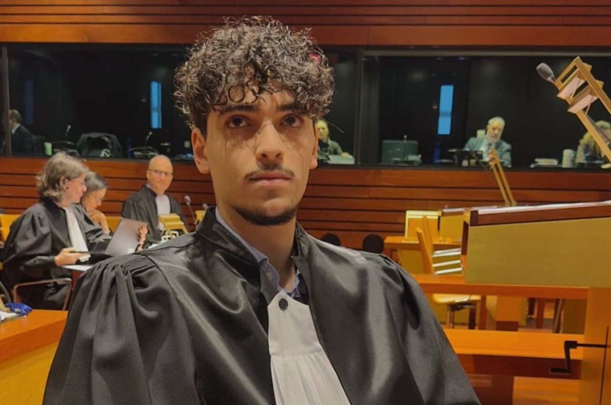 He wanted to study medicine. Belgium wouldn’t let him study medicine. So he switched to law… only to find himself defending his own case before the Court of Justice of the European Union, wearing a borrowed lawyer’s gown for a 25-minute hearing: to convince the judges. (Photo: Axel Dris)