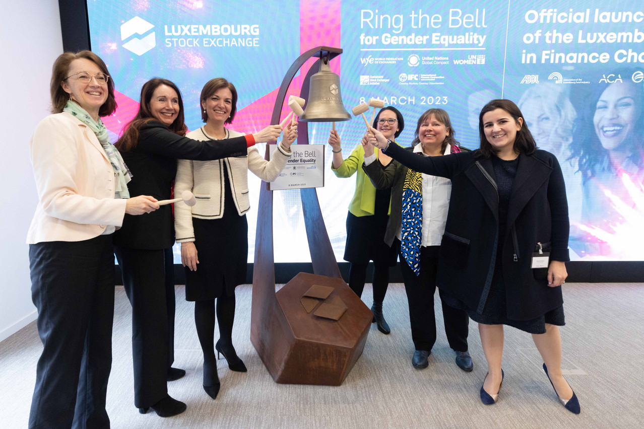 Catherine Bourin from the ABBL, Isabelle Delas from LuxFLAG, Julie Becker from the Luxembourg Stock Exchange, Yuriko Backes, minister of finance, Corinne Lamesch from Alfi and Octavie Dexant from ACA, rang the bell for the launch of the Luxembourg Women in Finance Charter. Photo: Guy Wolff/Maison Moderne