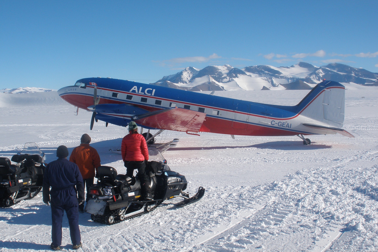 The DC-3 takes off and lands directly on the ice.      Photo: Olivier Francis