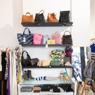 Dans sa boutique, Amy qui est la seule actionnaire de The Modu Shop, travaille avec un employé à temps partiel.  (Photo: Guy Wolff/Maison Moderne)