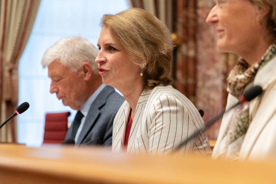 The 2025 annual report by the Ombudsman, Claudine Konsbruck (second from the left), presented on Wednesday 6 May to the Chamber of Deputies, lays bare a Luxembourg administration under strain. (Photo: Parliament)