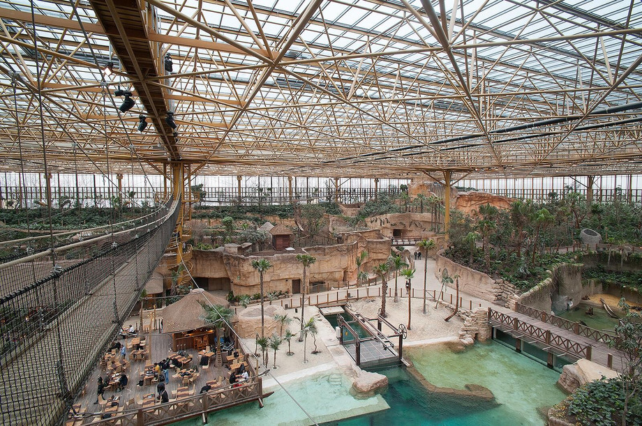 With a surface area of 40,000 square metres and a height of 25 metres, Edenya is therefore officially the largest tropical greenhouse in the world. Photo: Deforche Construction Group
