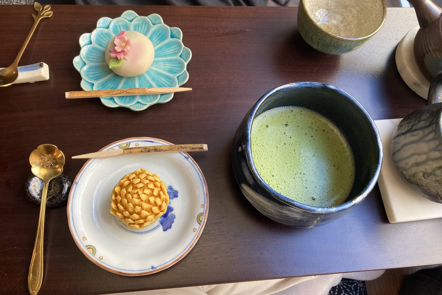 Des pâtisseries traditionnelles se consomment généralement avec un thé matcha car elles équilibrent les saveurs. (Photo: Céline Coubray)