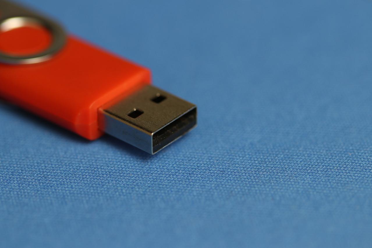 240 red USB sticks, “lost” throughout the country, have all too often been used without taking any precautions. Ten years of awareness-raising have done nothing to change this, says Clusil. (Photo: Shutterstock)