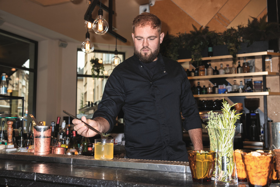 Champion of Luxembourg 2025, François Bachmann reveals his talents by making the cocktails at Paname. (Photo: Paperjam)