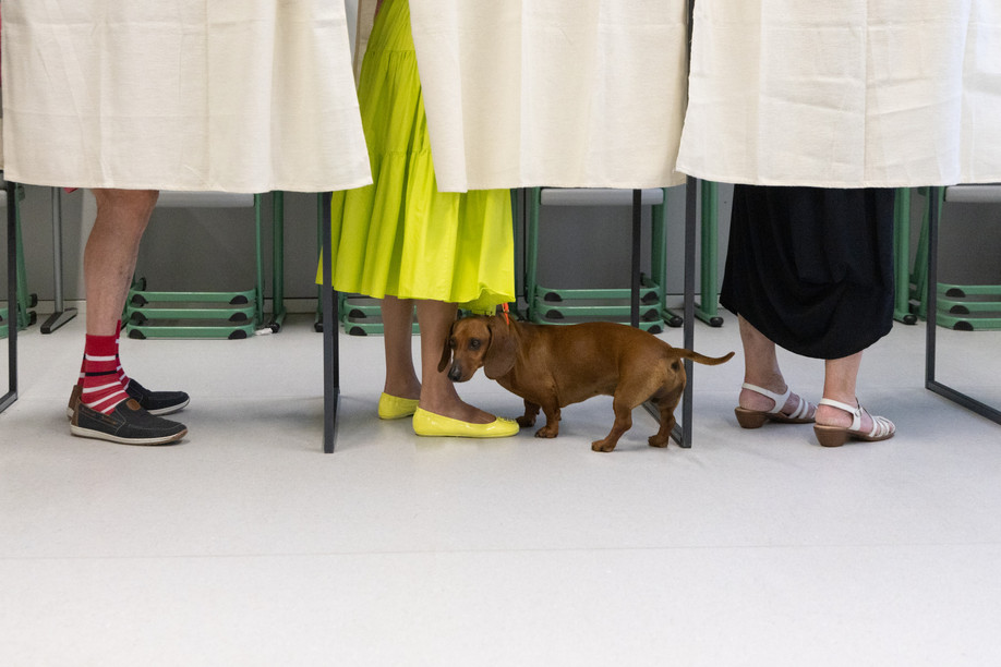 Voters have just over five weeks to decide how they want to vote. Photo: Guy Wolff / Maison Moderne