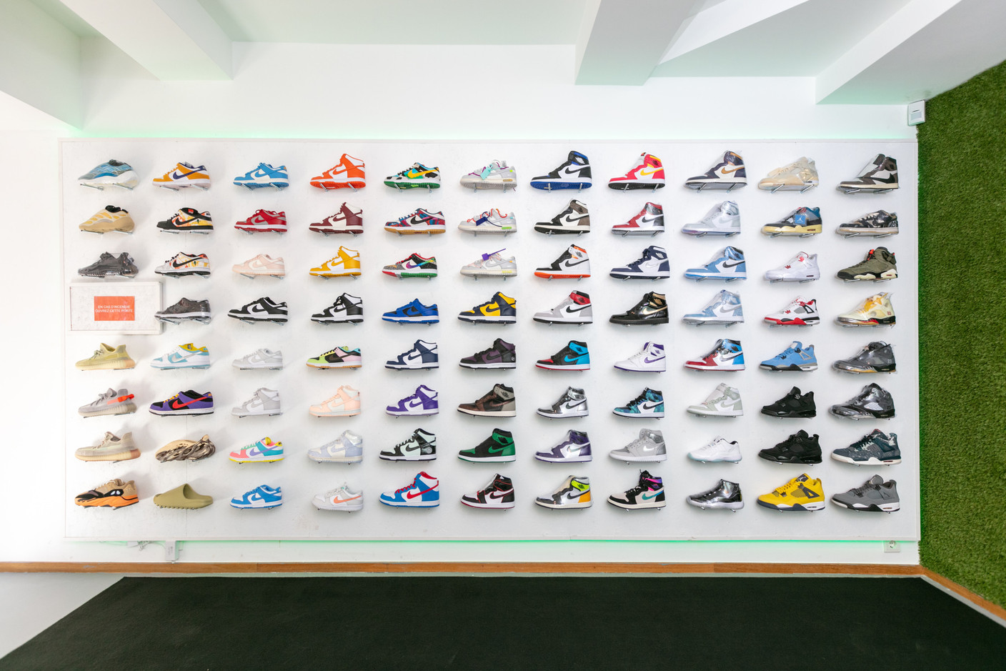 Un rayon composé de Nike Dunk, Air Jordan 4, Yeezy et autres. (Photo: Romain Gamba / Maison Moderne)