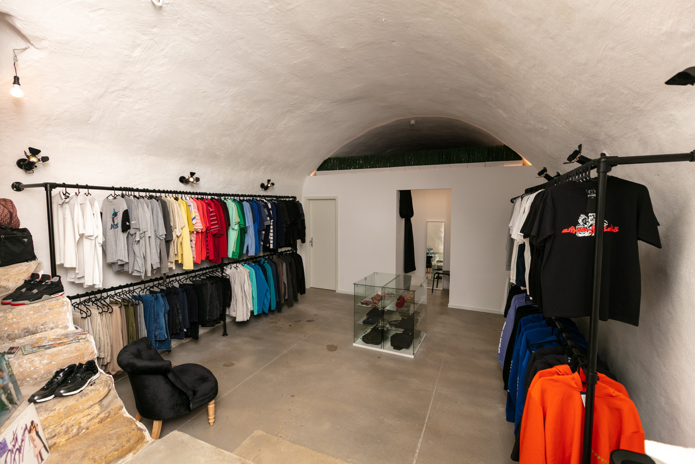 Le sous-sol de The Source cache des vêtements vintage sélectionnés par ses copropriétaires. (Photo: Romain Gamba / Maison Moderne)