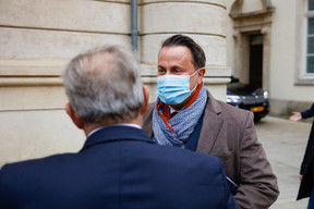 Xavier Bettel upon his arrival in the chamber. (Photo: Romain Gamba/Maison Moderne)