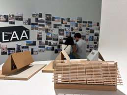 A truly successful lighting design and exhibition layout. (Photo: Alix Bellac)