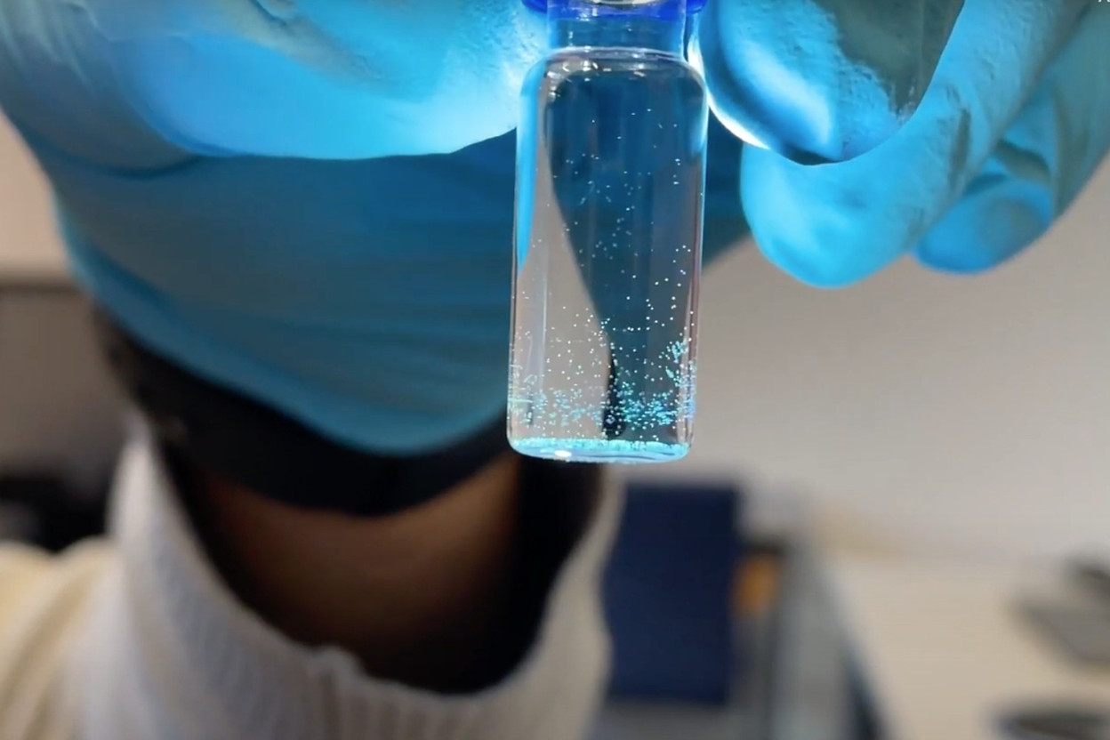Ten years after an initial research paper, the Trace Crystal team is able to produce a solution for making products forgery-proof. Hakam Agha and his team are among the ten startups selected for the Startup World Cup. Photo: Trace Crystal Youtube