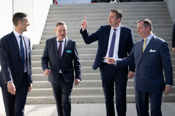 (from left to right) Olivier Legendre, CEO of Wako; Michel Muller, head of Wako’s production site in Redange-sur-Attert; Lex Delles, minister for the economy, SMEs, energy and tourism; and Grand Duke Guillaume. (Photo: Claude Piscitelli/SIP)