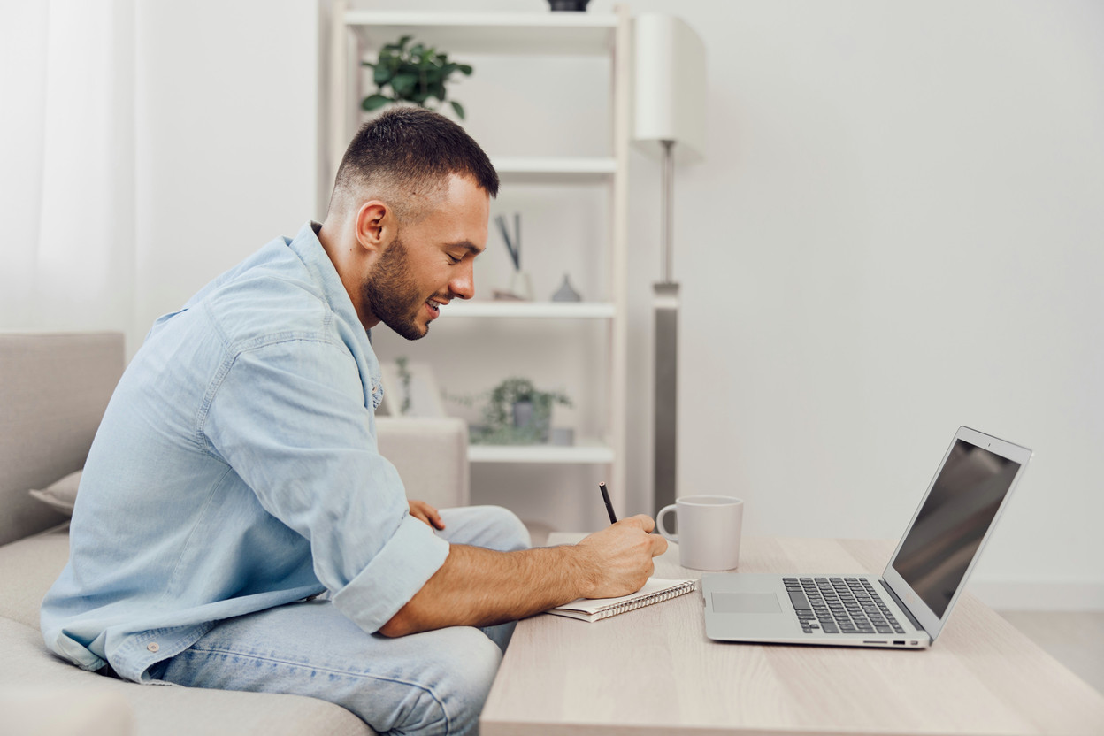 To make life easier for cross-border commuters, the UEL is also proposing the creation of a single digital portal, a "one-stop shop" centralising administrative procedures relating to tax, social security and cross-border work. (Photo: Shutterstock)