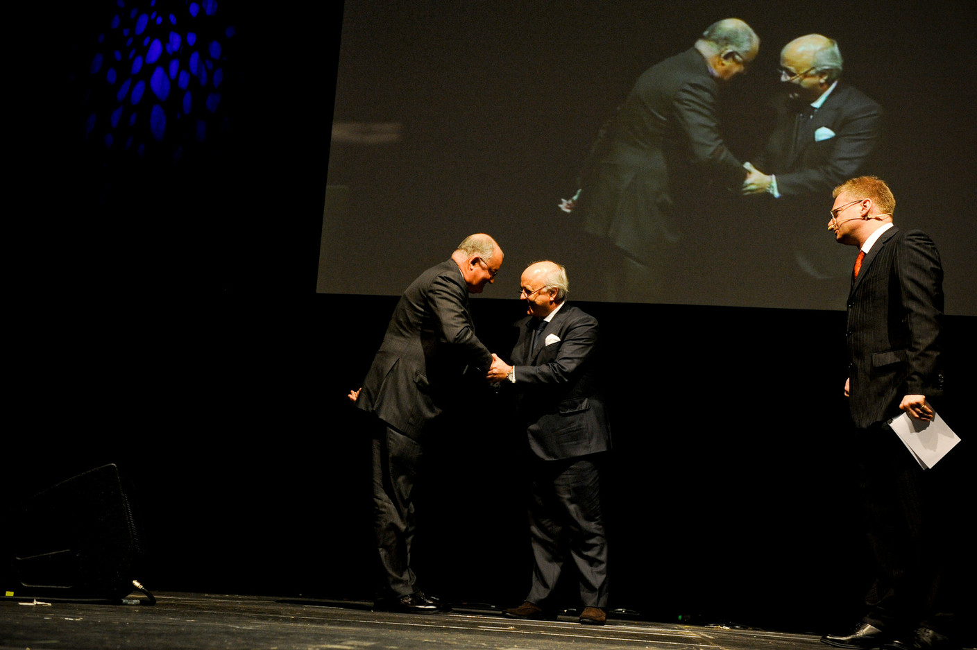 Norbert Becker, president of the 2010 jury, awards the winner of the Top 100, Ernst Wilhem Contzen. (Photo: Maison Moderne/Archives)
