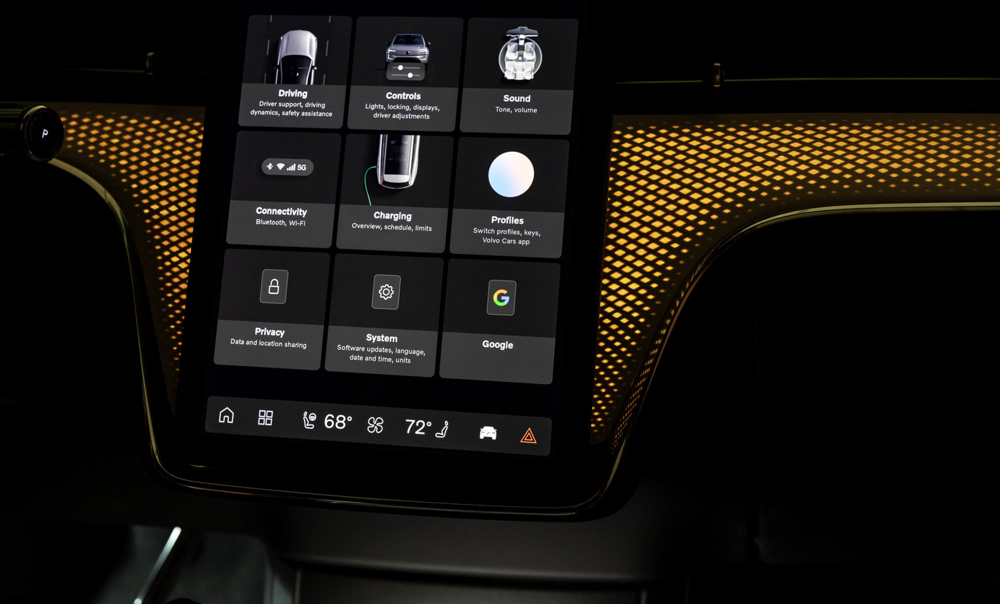 The interior of the Volvo EX90, with its control screen. Photo: Volvo