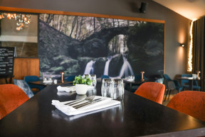 If the chandeliers and the huge photo of the Mullerthal waterfall make a memorable impression, so too does the gargantuan glass wine cellar that forms the dining room’s centrepiece. Eva Krins Maison Moderne