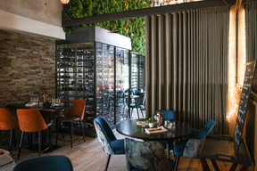 If the chandeliers and the huge photo of the Mullerthal waterfall make a memorable impression, so too does the gargantuan glass wine cellar that forms the dining room’s centrepiece. Eva Krins Maison Moderne