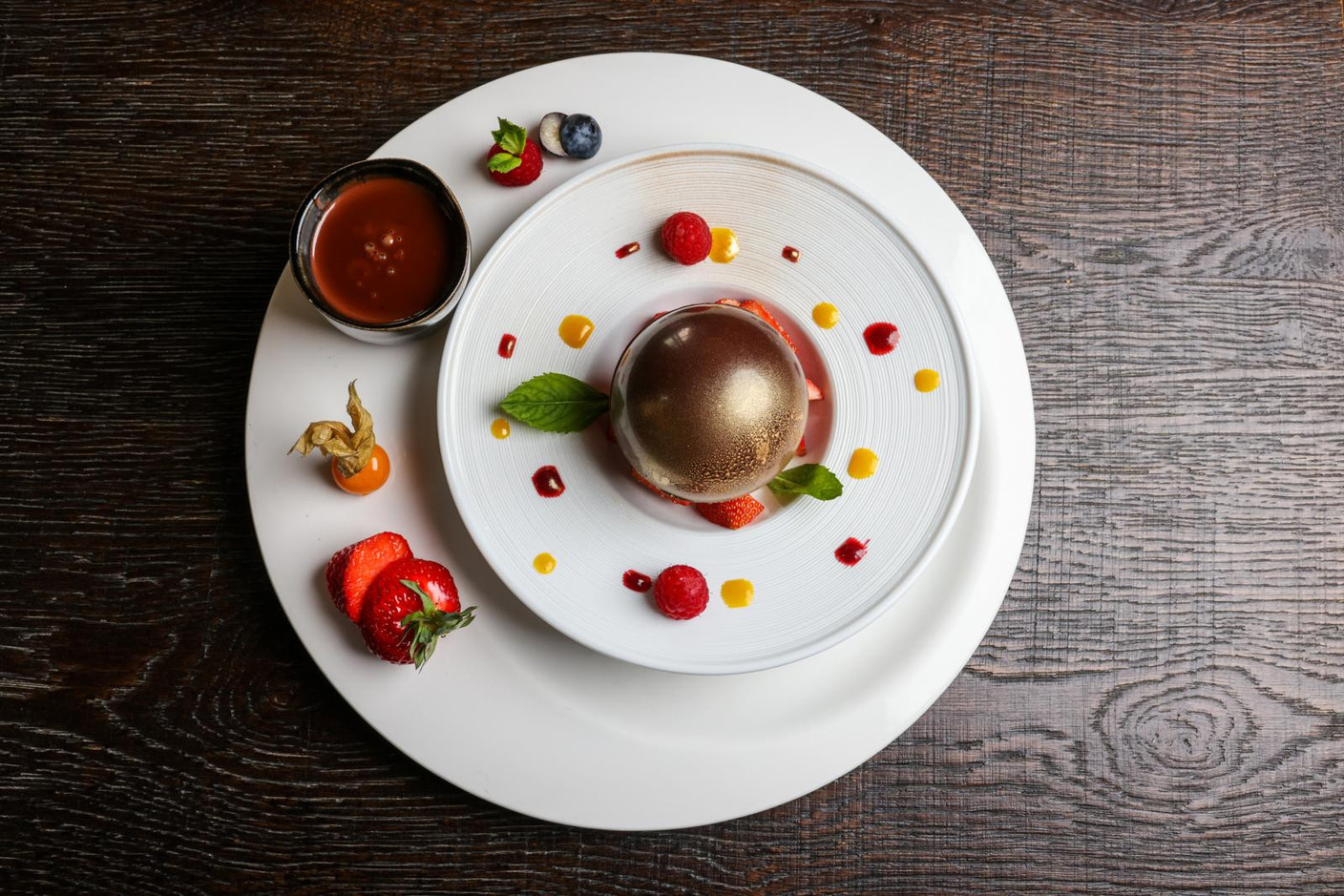 the unexpected surprise of the chocolate globe with mascarpone and strawberry mousse and hot chocolate Eva Krins Maison Moderne