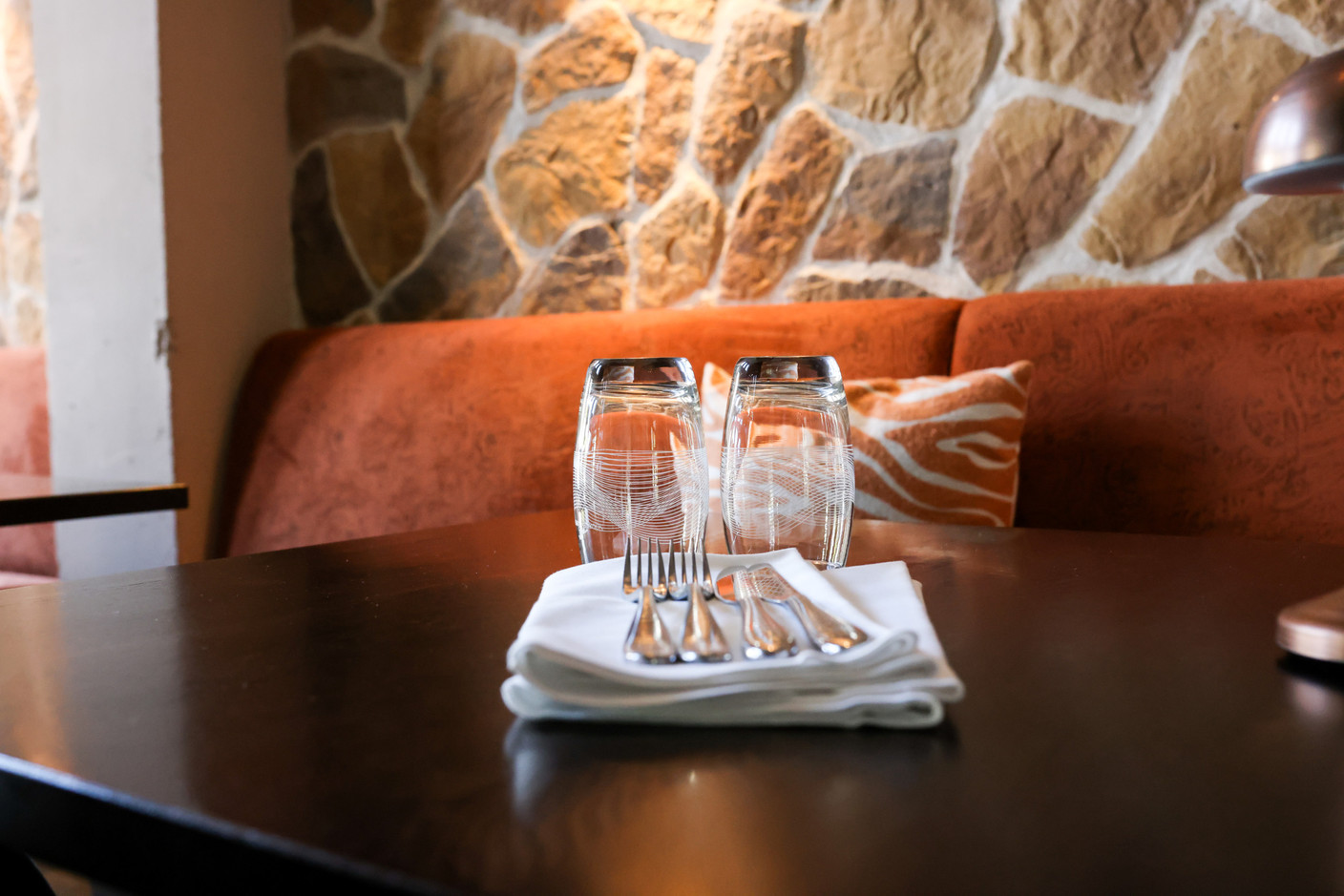 If the chandeliers and the huge photo of the Mullerthal waterfall make a memorable impression, so too does the gargantuan glass wine cellar that forms the dining room’s centrepiece. Eva Krins Maison Moderne