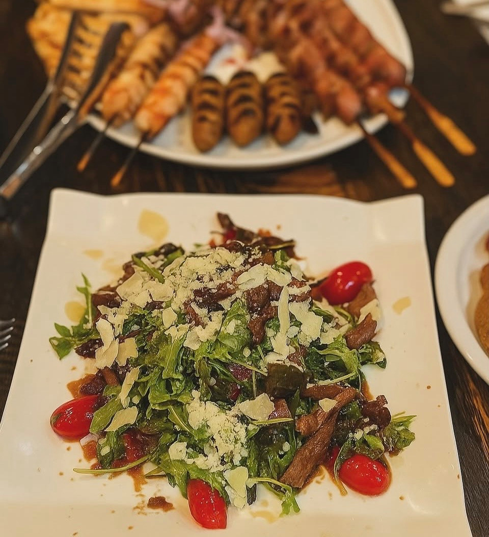 For food lovers, the Greeks cook delicious beef, pork and chicken. (Photo: Maison du Meze)