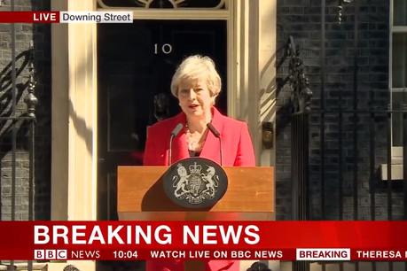 La Première ministre britannique, ce vendredi matin, devant Downing Street. (Photo: Capture d’écran/BBC)