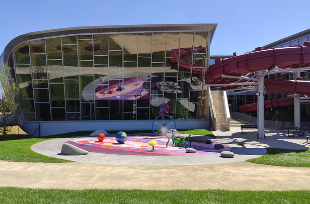 Les familles avec enfants en bas âge pourront profiter du Sprayparc à l’extérieur du complexe tandis que les amateurs de sensations fortes sont attendus au tournant du nouveau toboggan, le Space Shuttle. (Photo: Les Thermes)