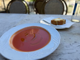 For starters, tomato gazpacho and grilled cheese toast. Photo: Emilie Gline/Paperjam