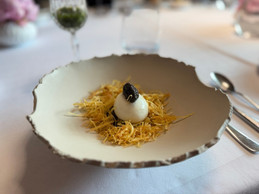 Soft-boiled egg, Aquitaine caviar, potato strands and peas: the starter from the Éclat menu at La Cristallerie. Photo: Emilie Gline/Paperjam