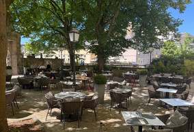 The terrace of the Brasserie Mansfeld, shaded by trees, in Clausen. Photo: Emilie Gline/Paperjam