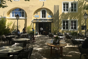The terrace of the Brasserie Mansfeld, shaded by trees, in Clausen. Photo: Emilie Gline/Paperjam