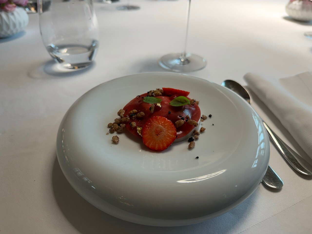 Strawberries, Kalamata olives and crispy biscuits: the dessert on the Éclat menu at La Cristallerie. Photo: Emilie Gline/Paperjam