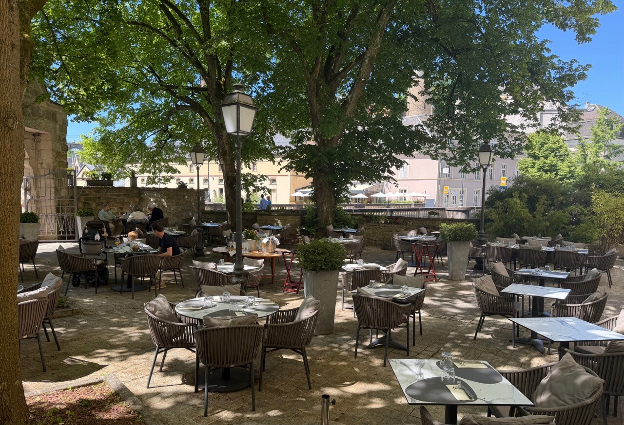 The terrace of the Brasserie Mansfeld, shaded by trees, in Clausen. Photo: Emilie Gline/Paperjam