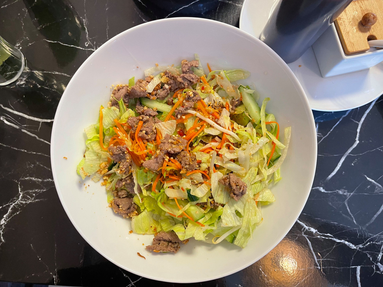 For those with a small appetite, you can order a salad of your choice: chicken, beef or scampi, served with fresh vegetables, fragrant herbs and a homemade sauce that perfectly brings out the flavours. Photo: Paperjam