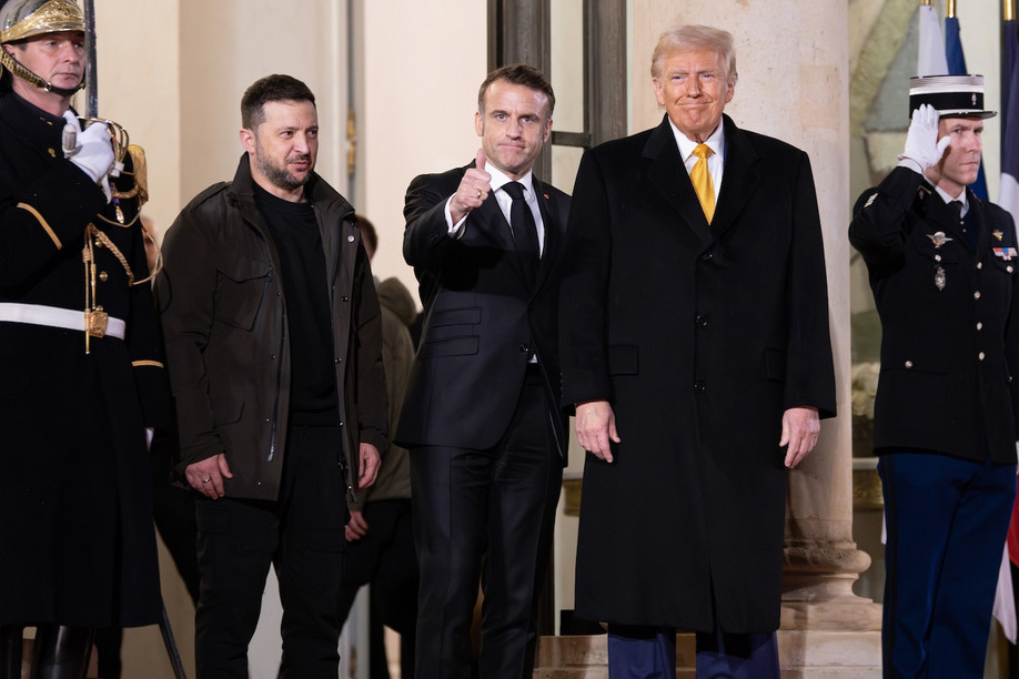 In early December, US president Donald Trump and his Ukrainian counterpart Volodymyr Zelensky were received at the Élysée Palace by French president Emmanuel Macron. Today, Europe is no longer at the negotiating table. Photo: Shutterstock