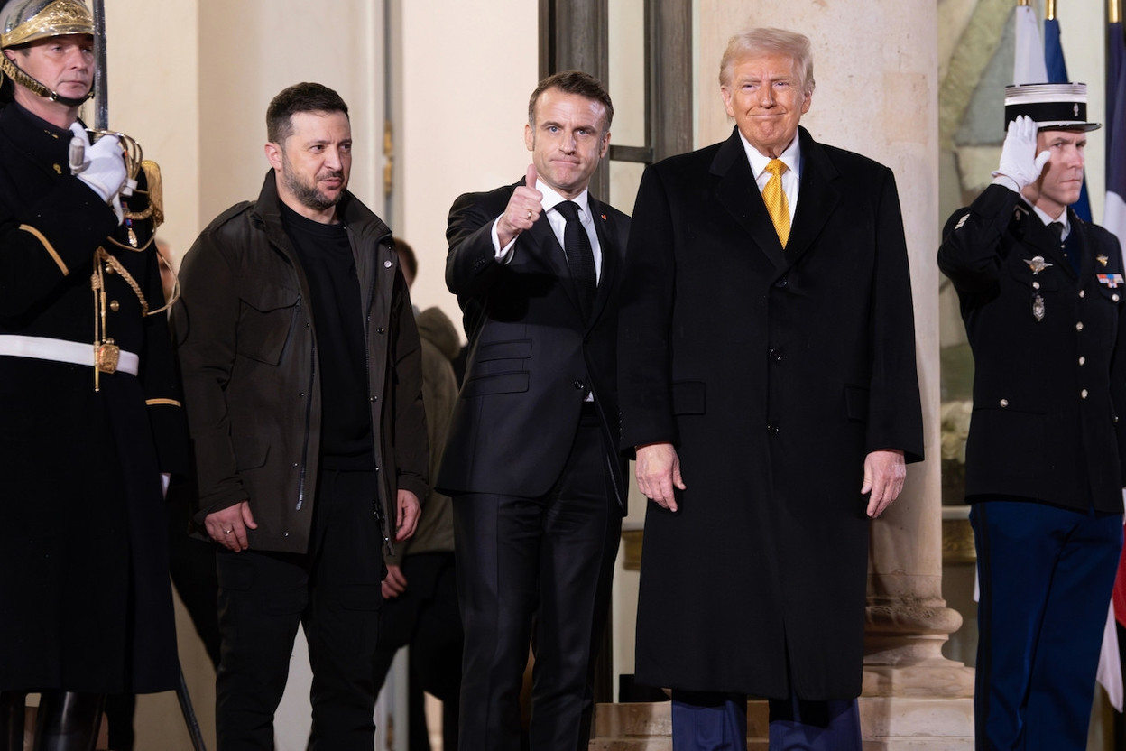 In early December, US president Donald Trump and his Ukrainian counterpart Volodymyr Zelensky were received at the Élysée Palace by French president Emmanuel Macron. Today, Europe is no longer at the negotiating table. Photo: Shutterstock