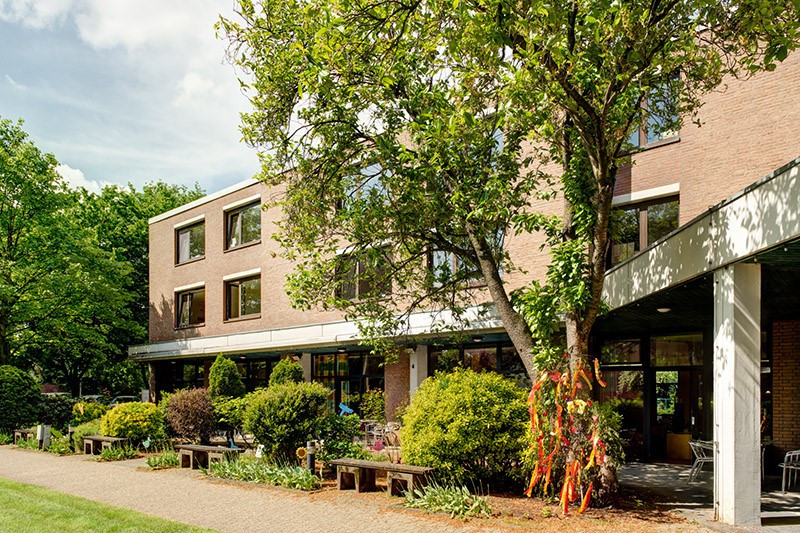 Threestones Precurseur Dans La Pierre Grise Paperjam News