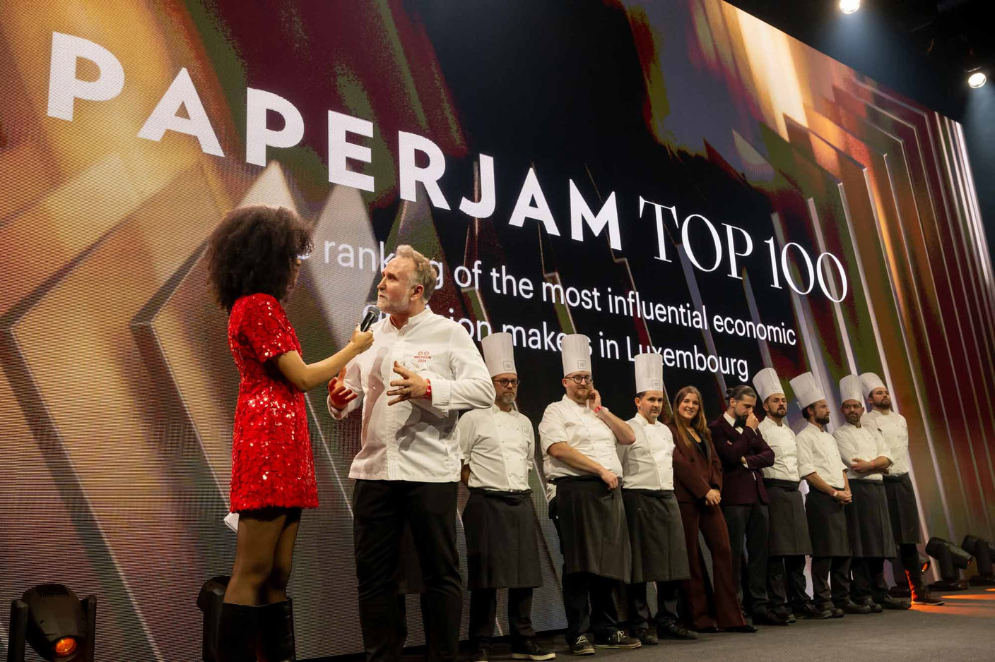 Cyril Molard, expliquant à Jana Degroot combien il n’est pas simple de cuisiner pour plus de 1.000 personnes en même temps. (Photos: Nader Ghavami / Maison Moderne)