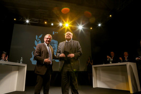 Gaston Reinesch, lauréat de l’édition 2012, à côté du président du jury, l’ancien ministre de l’Économie Jeannot Krecké. (Photo: Maison Moderne/Archives)