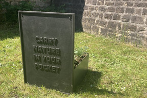 Marco Godinho propose pour la Luga une œuvre qui mêle nature et poésie, sans oublier le déplacement, un de ses thèmes favoris.  (Photo: Céline Coubray)