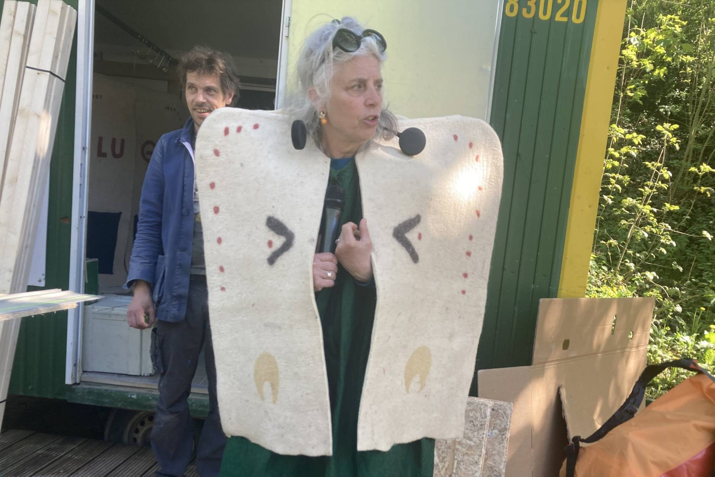 «Tout couche sous le kepenek» est une proposition artistique dont l’élément principal est ce manteau de berger en laine que les visiteurs sont invités à porter. (Photo: Céline Coubray)