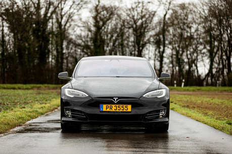  La Model S, sa grande berline, restylée en 2016, affiche une jolie silhouette et des lignes épurées. (Photo: Patricia Pitsch / Maison Moderne)