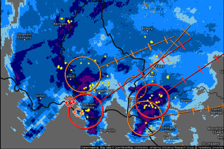 17h45, les cercles rouges indiquent la phase la plus violente de l’événement climatique de vendredi soir. (Source: https://kachelmannwetter.com)