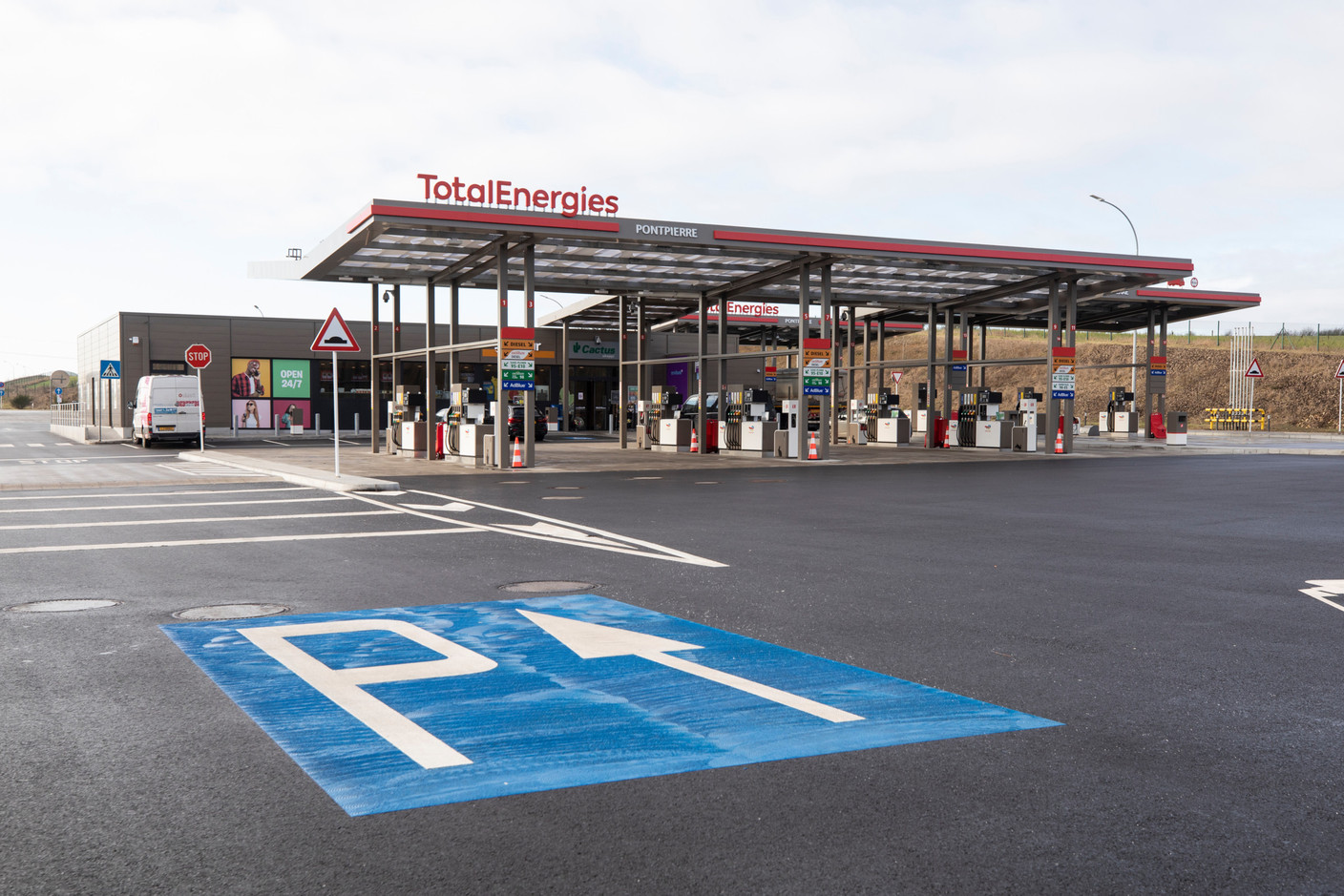 Located on the A4 at Pontpierre, the new TotalEnergies filling station has two pumps for trucks and six pumps for cars. (Photo: Guy Wolff/Maison Moderne)