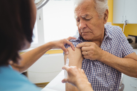 Le CMG appelle les personnes de plus de 65 ans et celles porteuses d’une maladie chronique à se faire vacciner contre la grippe et les pneumonies à pneumocoque «tant qu’il reste des vaccins». (Photo: Shutterstock)